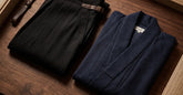 Pantalon hakama plié et kimono homme posés sur une table en bois sombre