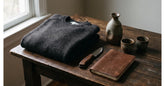 Cadeaux japonais pour homme disposés ensemble sur une table en bois sombre