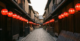 Ruelle traditionnelle de Kyoto aux lanternes rouges à la tombée du jour