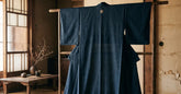 Kimono homme en coton indigo présenté sur un porte-kimono dans un intérieur japonais