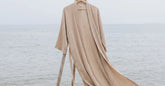 Kimono de plage long en coton clair suspendu au bord de la mer