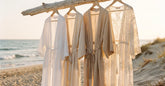 Plusieurs kimonos de plage de coupes différentes suspendus face à la mer