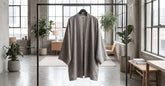 Veste kimono contemporaine présentée dans un intérieur urbain lumineux et épuré