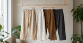 Pantalons japonais en coton lin et velours suspendus côte à côte dans une pièce claire