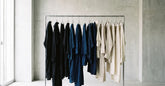 Portant de vêtements de mode japonaise contemporaine dans un intérieur épuré