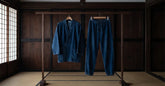 Samue indigo suspendu dans un temple japonais aux murs de bois clair