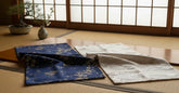 Comparatif entre soie japonaise ivoire et soie chinoise bleu nuit dans un interieur japonais