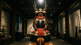 Armure complete de samourai japonais dans une salle traditionnelle