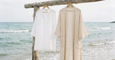 Tunique de plage et kimono de plage suspendus côte à côte face à la mer