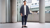 Homme portant une veste kimono moderne avec un pantalon japonais dans un style urbain contemporain