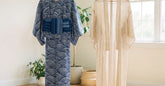 Yukata en coton indigo et kimono de plage écru suspendus côte à côte
