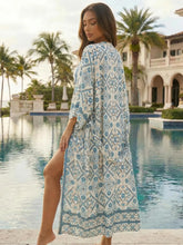 imono long bohĂšme bleu et ivoire Ă motifs floraux, vue de dos, portĂ© au bord dâune piscine