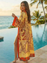 Kimono de plage long bohème Sun Flame vu de dos, motifs floraux orange et rouge, porté au bord d’une piscine avec vue sur l’océan, style bohème chic estival