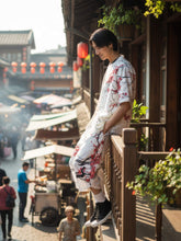 Pantalon Japonais Homme Fleurs Sérénité porté dans une rue traditionnelle japonaise
