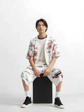 Pantalon Japonais Homme Fleurs Sérénité porté en position assise sur fond studio