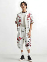 Homme portant un pantalon japonais blanc motif sakura avec coupe ample et style moderne