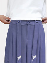 Vue de côté du pantalon kimono homme violet, montrant la taille ajustable et les détails du tissu fluide.