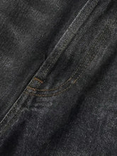 Détail de la matière du pantalon baggy homme Kuro Classic noir, denim texturé avec effet légèrement usé et coutures visibles, mettant en valeur la qualité du tissu et les finitions.