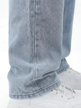 Zoom sur la cheville du pantalon baggy streetwear japonais Tokyo Blue pour homme, denim bleu clair, coupe ample et tombé fluide