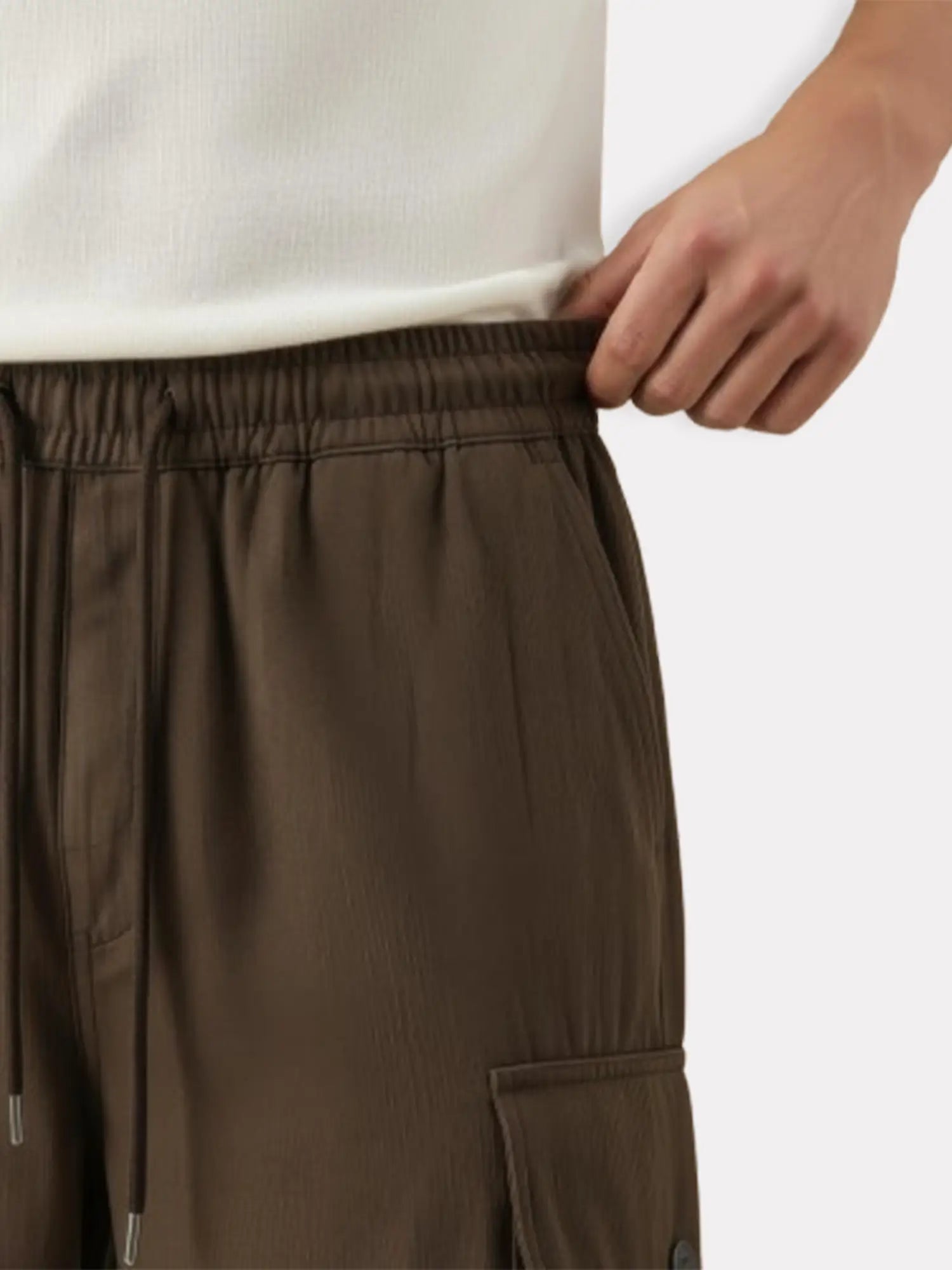 Gros plan sur la taille d’un pantalon japonais cargo en coton, avec cordon ajustable.