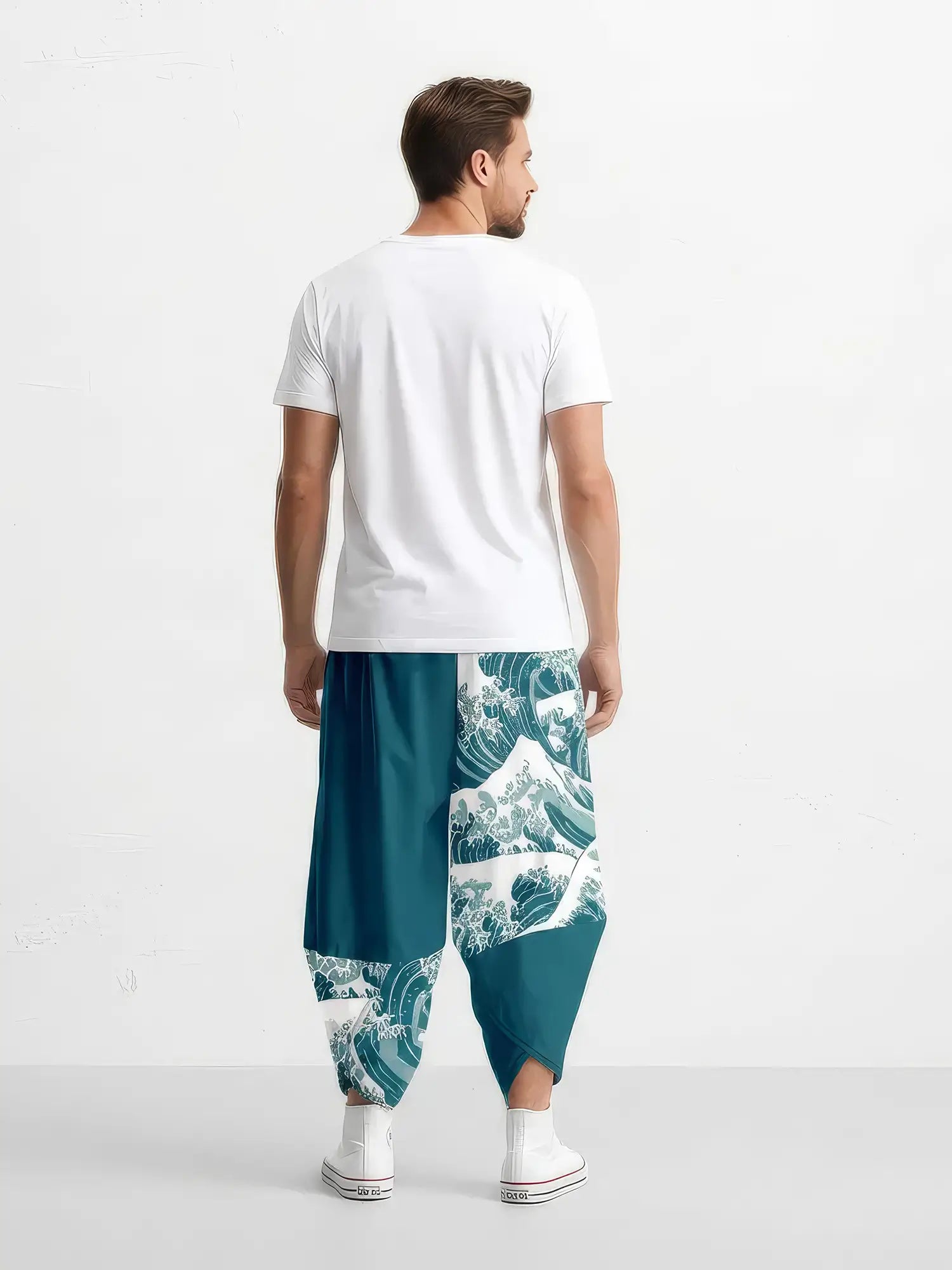 Vue de dos dâun homme portant le pantalon japonais Ălite Vagues, motif vague Hokusai et coupe ample traditionnelle.