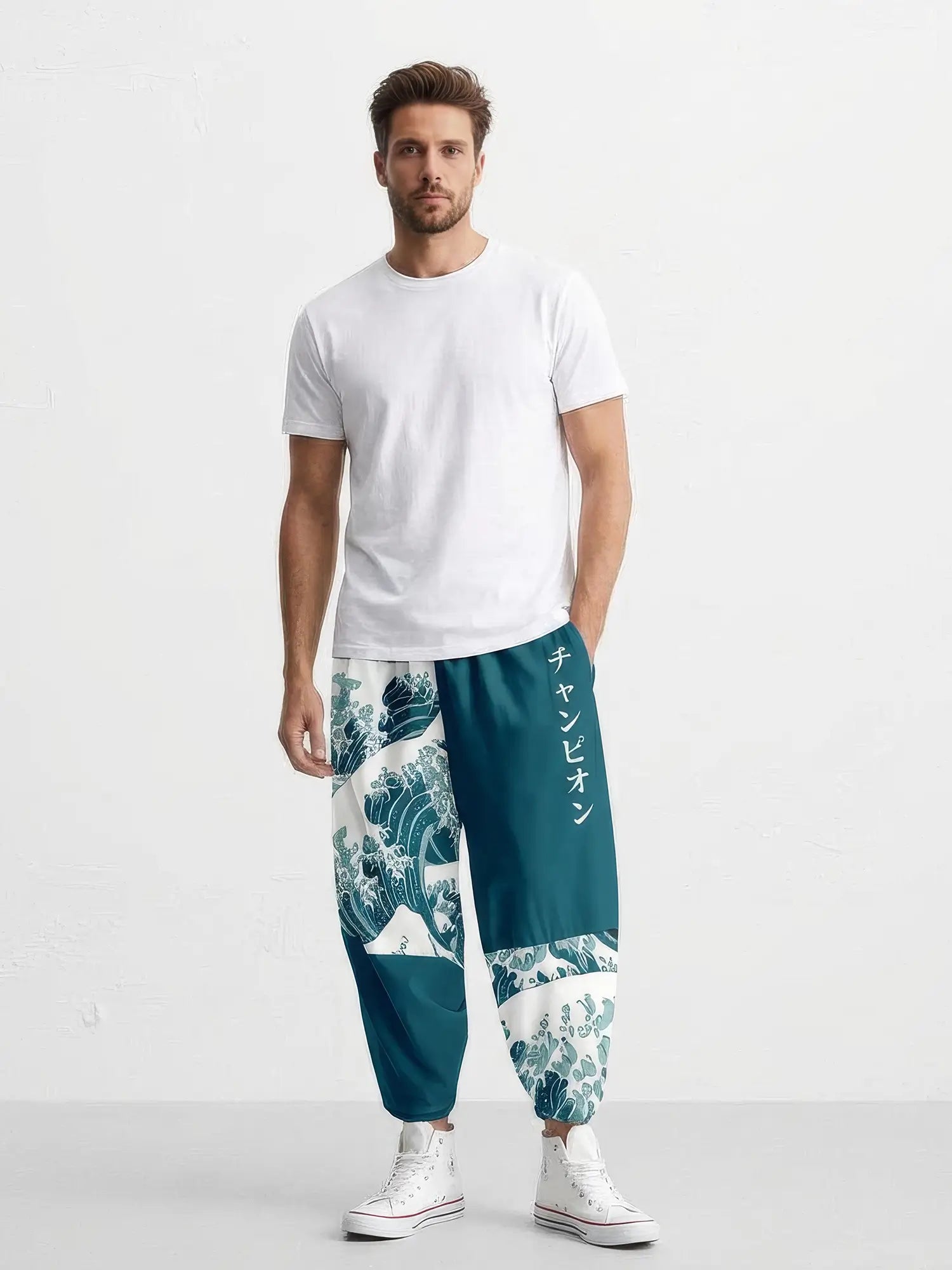Homme portant le pantalon japonais Ălite Vagues, vue de face avec motif Hokusai et coupe ample moderne.
