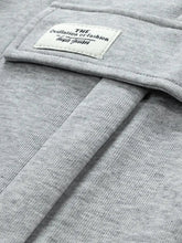 Gros plan sur l’étiquette et la poche cargo du pantalon japonais homme Hikari gris, finition streetwear japonais