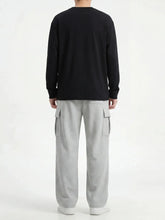 Pantalon japonais homme Hikari gris porté en studio, vue de dos avec poches cargo