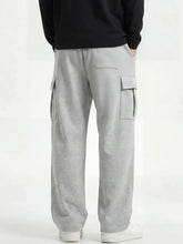 Pantalon japonais homme Hikari gris, vue arrière portée avec poches cargo latérales
