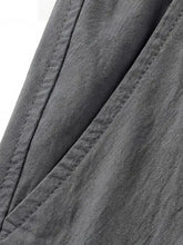 Détail du tissu du pantalon japonais homme Kaizen gris, texture naturelle en coton et lin, finition soignée