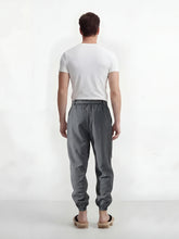 Vue dos du pantalon japonais homme Kaizen gris, coupe ample inspirée du vêtement traditionnel japonais
