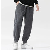 Pantalon japonais homme Kenji gris en velours côtelé vu de face, coupe ample avec cordon ajustable, design inspiré du style streetwear japonais.