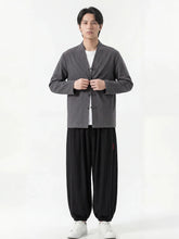 Pantalon japonais homme Kurozen noir coupe ample style hakama, porté avec veste kimono grise et t-shirt blanc, silhouette minimaliste sur fond blanc