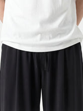 Détail de la taille du pantalon japonais homme Kurozen noir, coupe ample avec cordon de serrage et tissu fluide, style hakama moderne