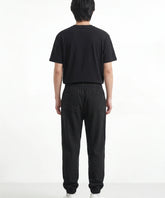 Pantalon japonais Kaito noir vue de dos, jogger homme fond blanc, poches arriere