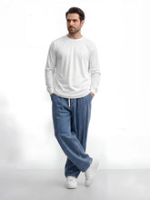 Pantalon japonais en jean pour homme vu de face, denim bleu, coupe ample et fluide, taille ajustable avec cordon, style minimaliste inspiré du Japon, silhouette moderne et décontractée.