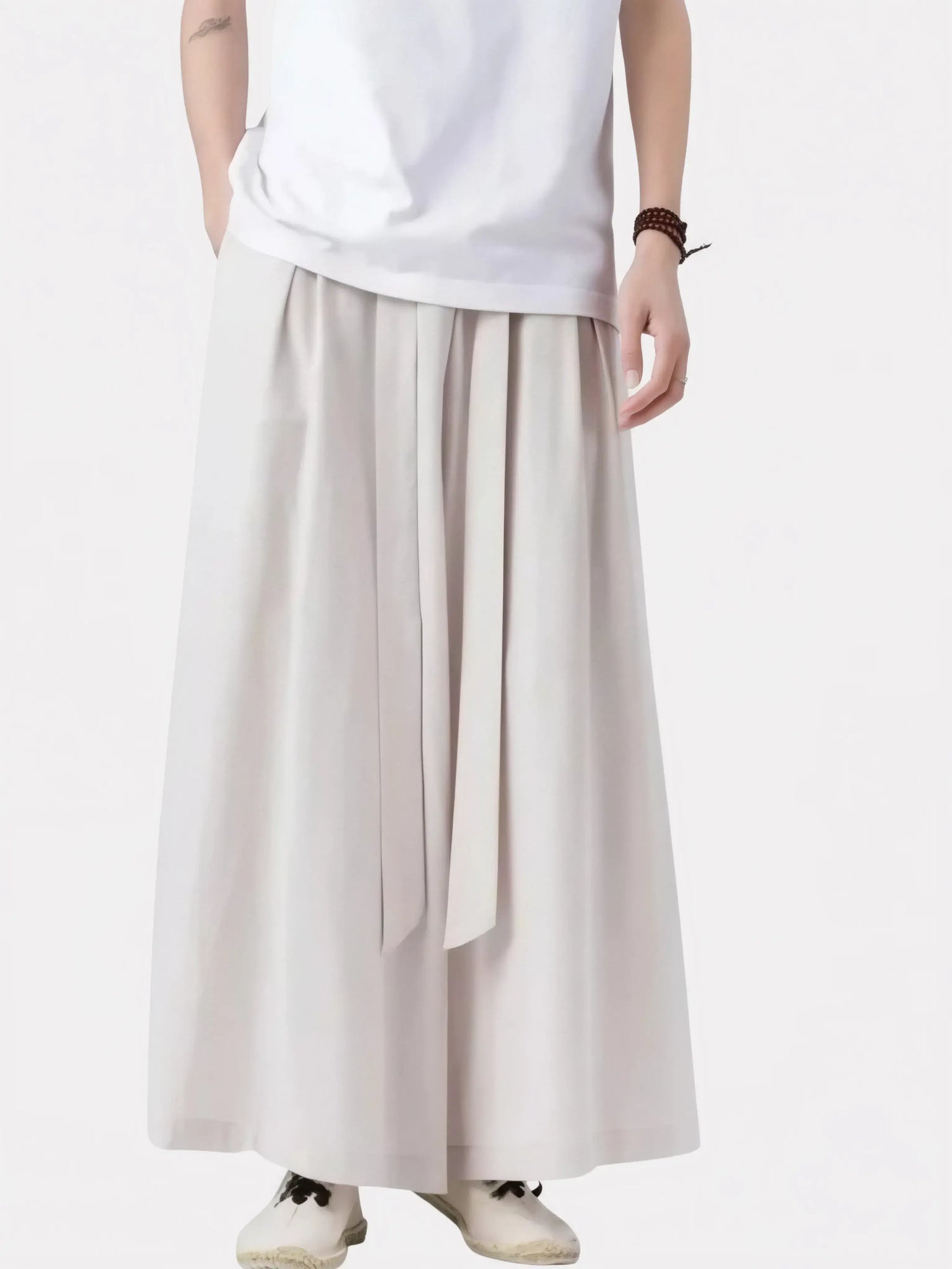 Pantalon japonais beige pour homme, coupe ample et fluide avec ceinture à nouer, style japonais moderne et raffiné.