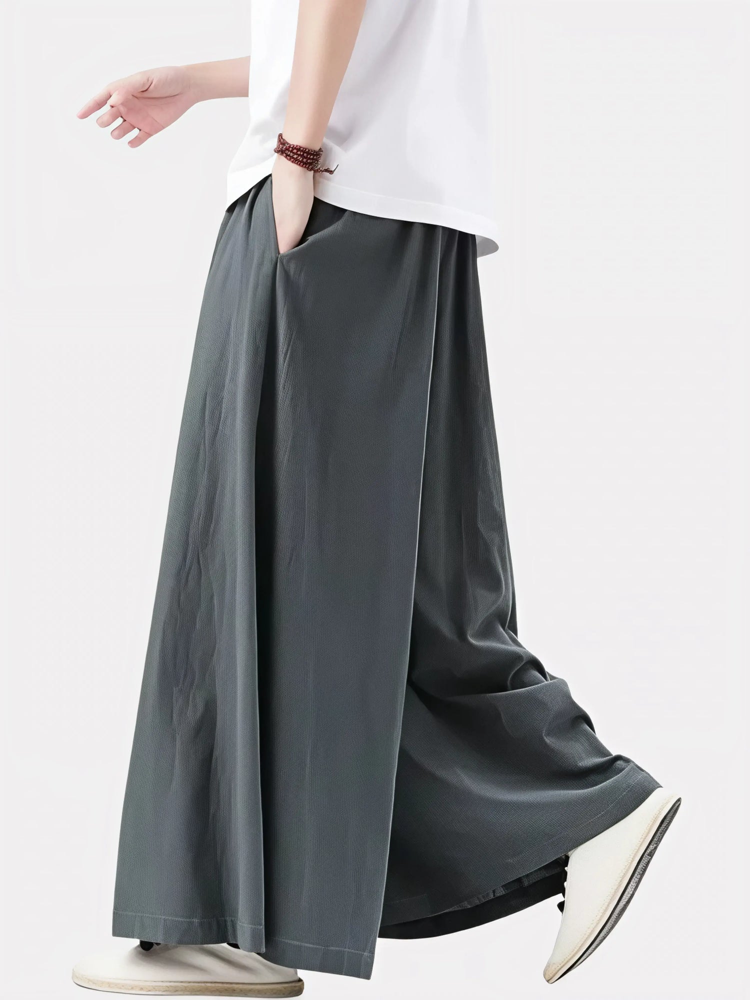 Vue arrière du pantalon japonais Satori gris anthracite, tombé fluide et coupe ample offrant une allure zen et élégante inspirée du Japon traditionnel.
