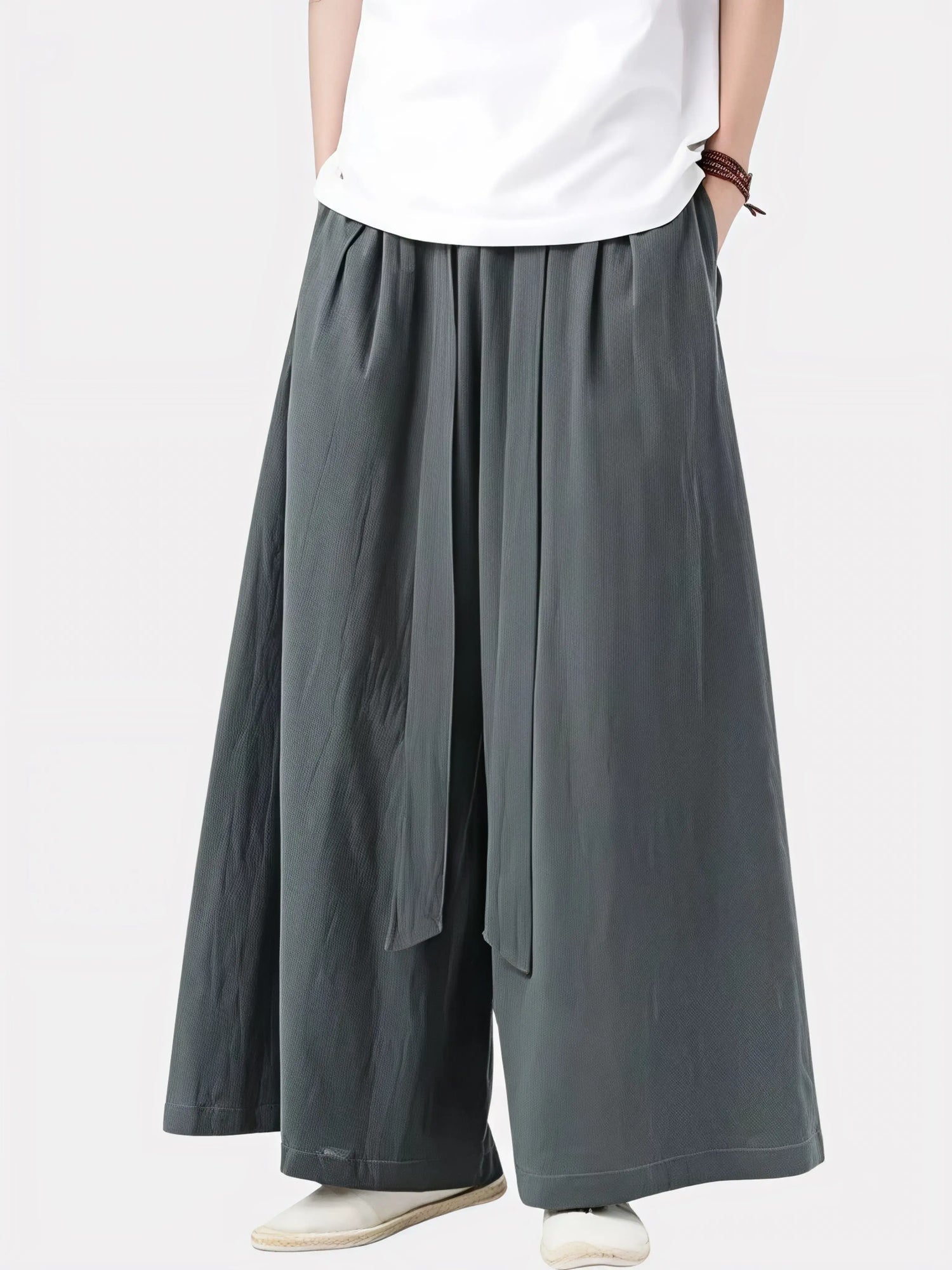 Vue de côté du pantalon japonais Satori gris anthracite, coupe ample et tissu fluide, symbole d’un style japonais moderne et décontracté.