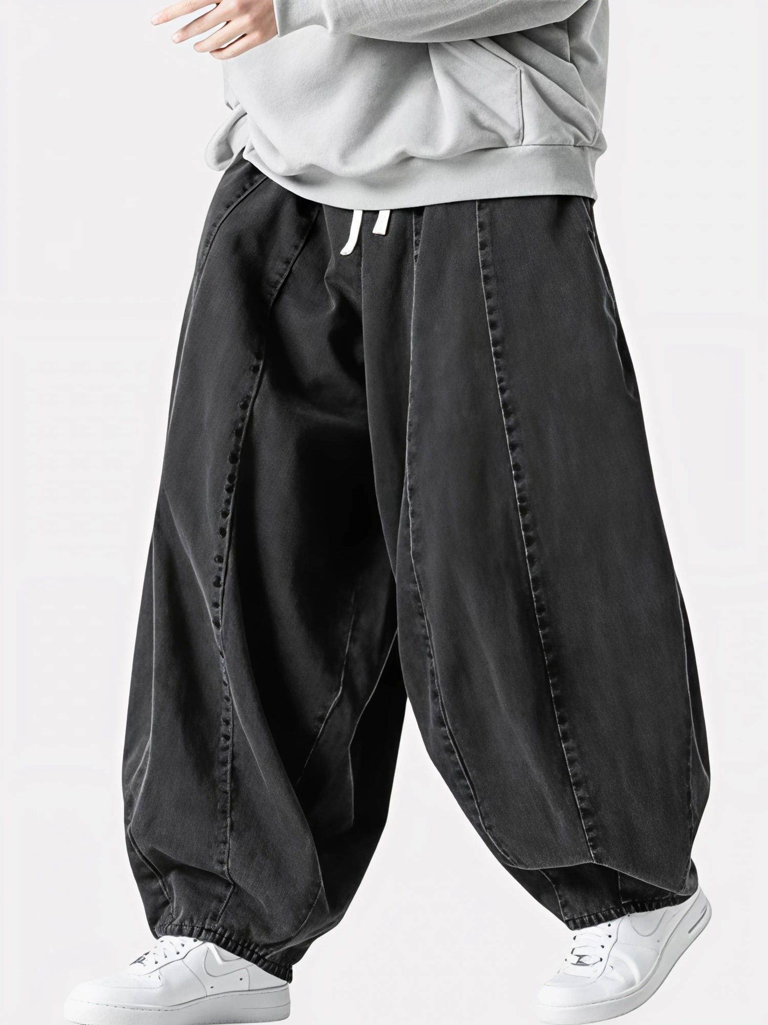 Détail du Jeans Sora noir, pantalon kimono japonais ample en denim, coutures apparentes et volume inspiré du style hakama.