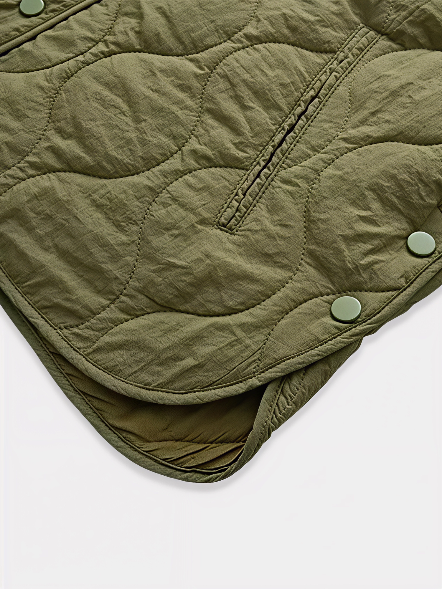 Détail du bas de la veste kimono hivernale beige Sand Eclipse avec boutons-pression et matelassage ondulé