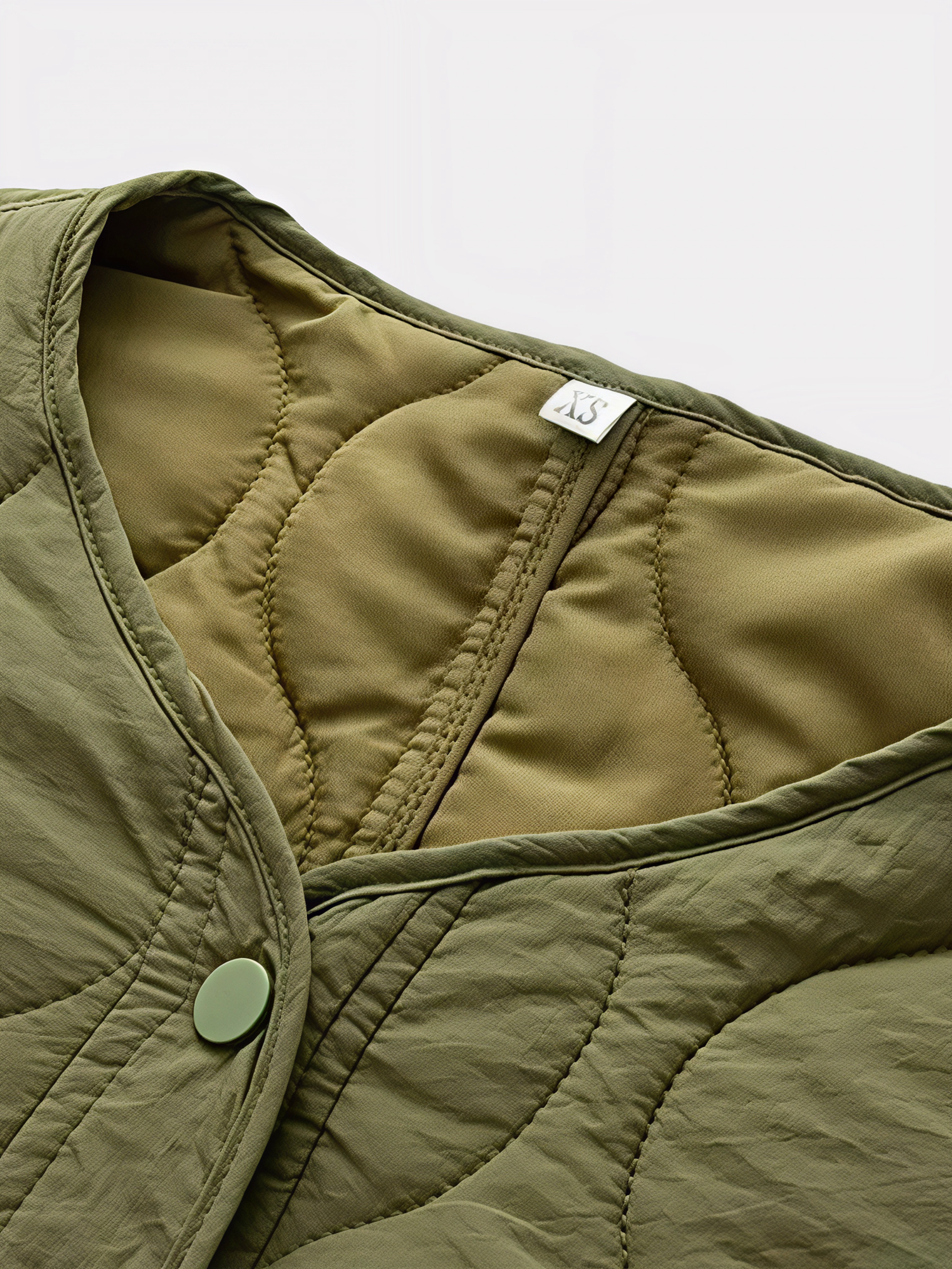 Détail du col et du bouton de la veste kimono hivernale beige Sand Eclipse avec matelassage ondulé