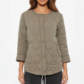 Veste kimono hivernale beige Sand Eclipse vue de face, coupe élégante et matelassage ondulé