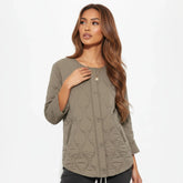 Veste kimono hivernale beige Sand Eclipse portée par un mannequin, style élégant et matelassé