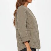 Veste kimono hivernale beige Sand Eclipse vue de profil avec matelassage ondulé et coupe élégante