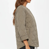 Veste kimono hivernale beige Sand Eclipse vue de profil avec matelassage ondulé et coupe élégante