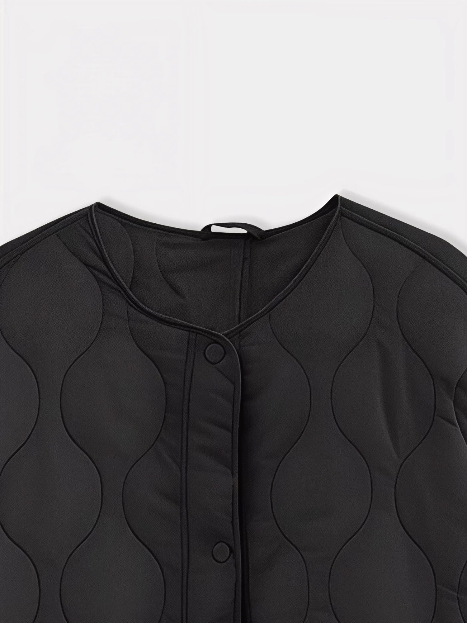 Détail du col rond et des boutons de la veste kimono hivernale noire Winter Eclipse.