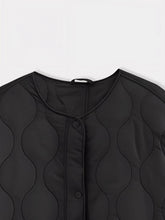Détail du col rond et des boutons de la veste kimono hivernale noire Winter Eclipse.