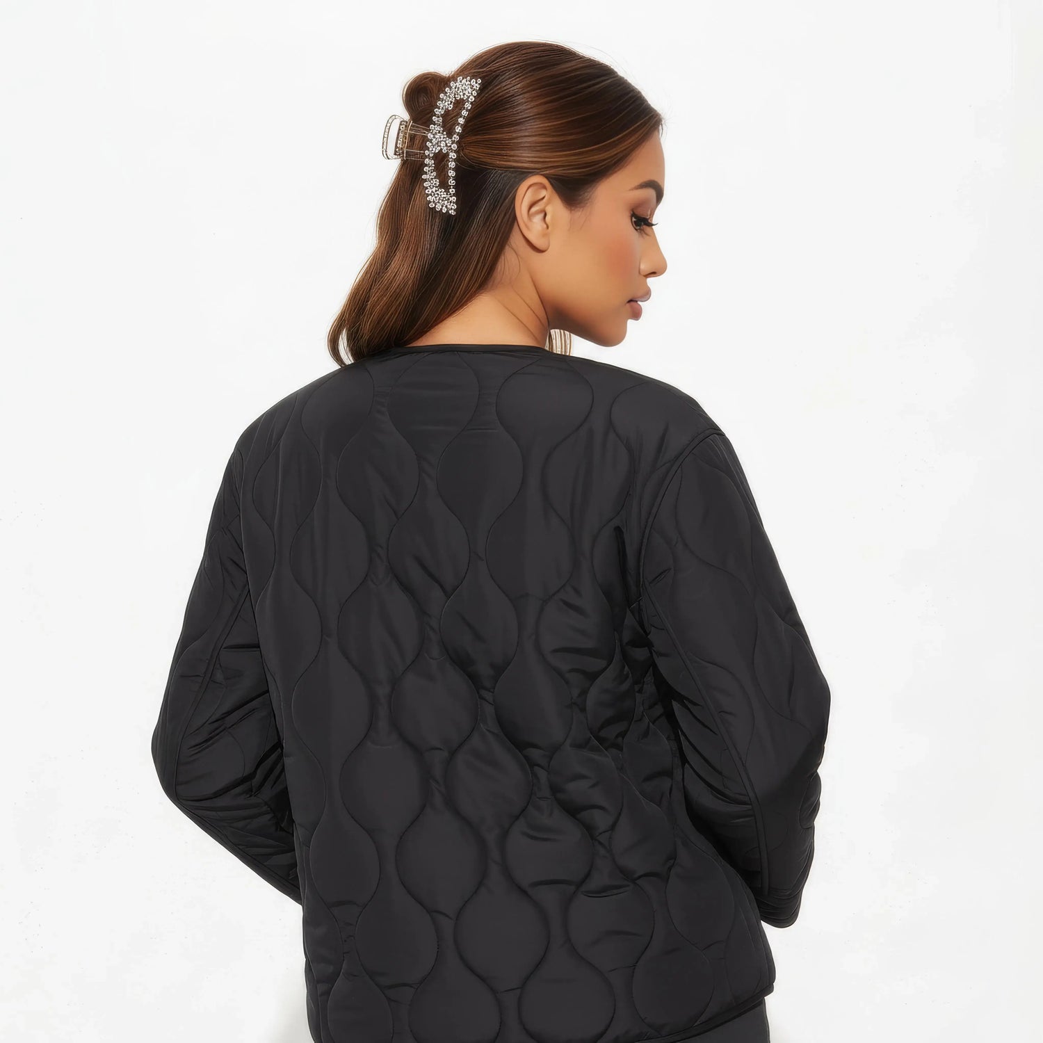 Veste kimono hivernale noire Winter Eclipse vue de dos, montrant le motif matelassé.