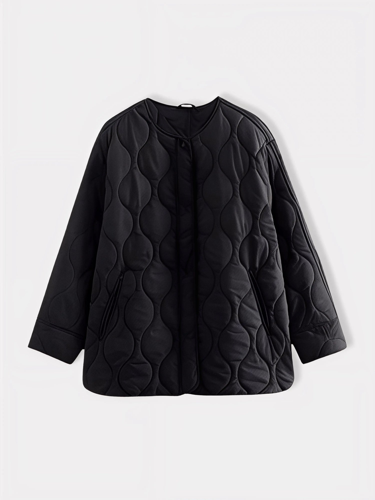 Veste kimono hivernale noire Winter Eclipse vue de face, coupe oversize matelassée.